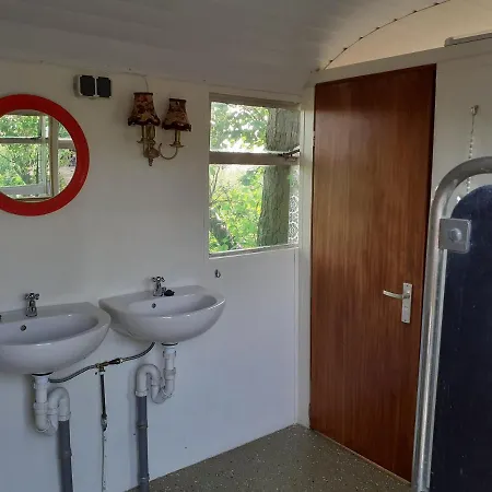 Wijndomein De Vier Ambachten -Overnachten In De Wijngaard Simonshaven Exterior photo