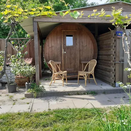 Wijndomein De Vier Ambachten -Overnachten In De Wijngaard Simonshaven Exterior photo